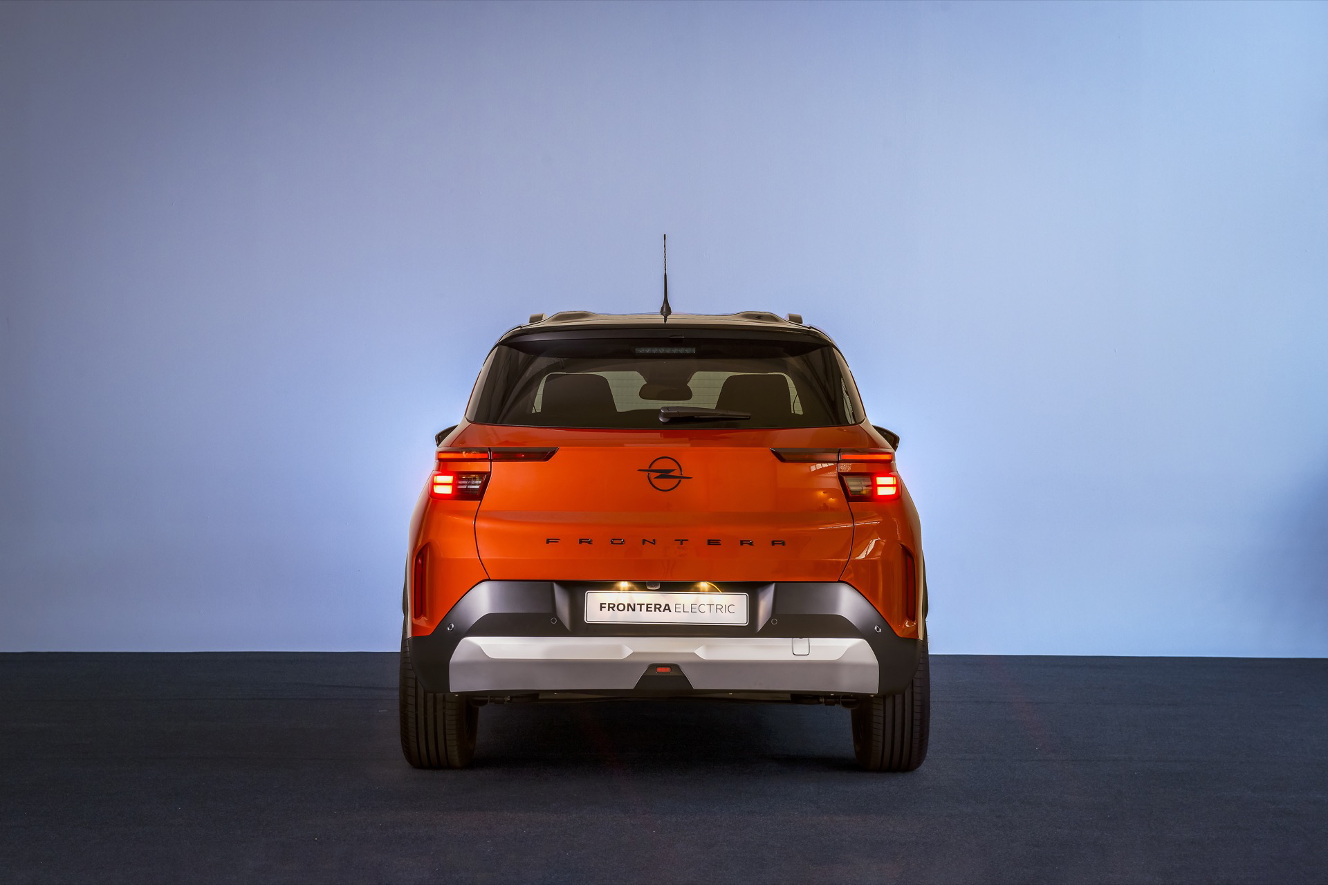 Vista trasera del nuevo Opel Frontera 2024, destacando su diseño robusto y moderno.