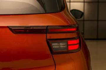 Vista parcial trasera y lateral del nuevo Opel Frontera 2024, mostrando líneas modernas y robustas.