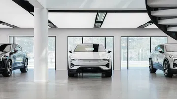 Vista frontal y lateral del Polestar 3, SUV eléctrico recién entregado.