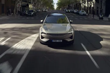Vista delantera del Polestar 3 en movimiento por calles de Madrid