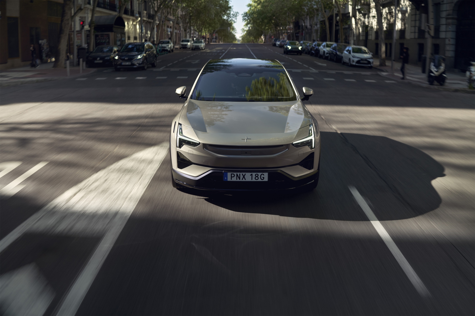 Vista delantera del Polestar 3 en movimiento por calles de Madrid