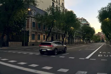 Vista posterior en movimiento del SUV Polestar 3 en calles de Madrid.