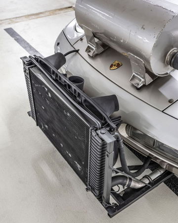 Vista del sistema de enfriamiento de un Porsche 928 modificado
