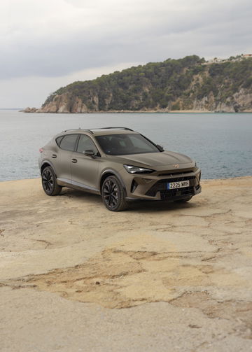 Vista lateral del CUPRA Formentor 2024 estacionado con vistas al mar.