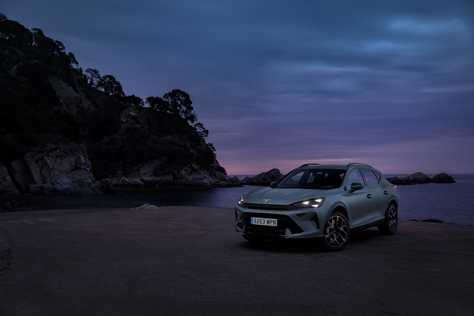 El CUPRA Formentor 2024 luce su silueta lateral al atardecer.