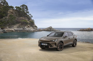 Vista lateral del CUPRA Formentor 2024 en entorno costero