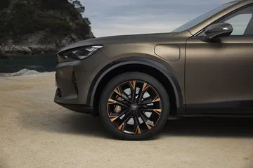Vista lateral del CUPRA Formentor 2024 mostrando su diseño dinámico