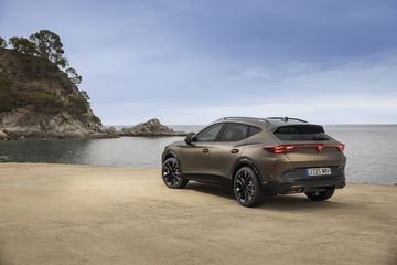 Vista en ángulo del CUPRA Formentor 2024, destacando su diseño y detalles.