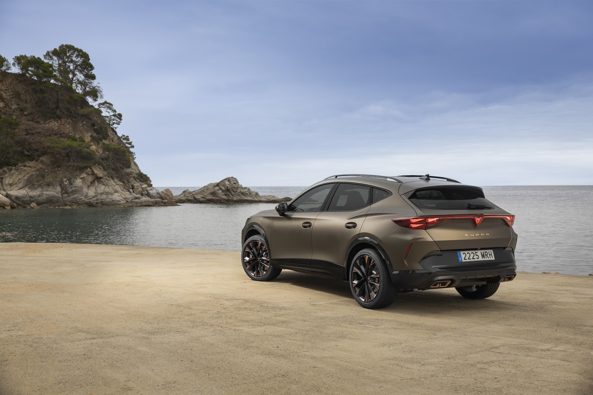 Vista en ángulo del CUPRA Formentor 2024, destacando su diseño y detalles.
