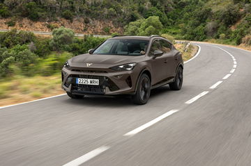 El CUPRA Formentor 2024 se muestra en acción, revelando su dinámica estética.