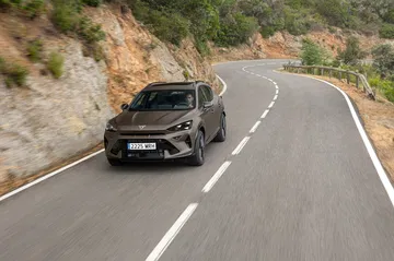 Vista dinámica del CUPRA Formentor 2024 en carretera