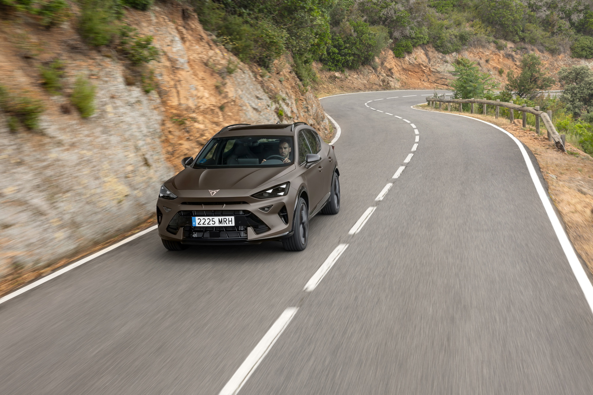 Vista dinámica del CUPRA Formentor 2024 en carretera