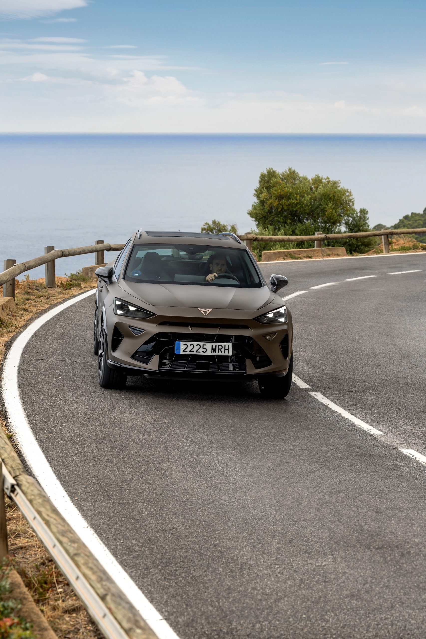 El CUPRA Formentor 2024 luce un diseño imponente en esta toma frontal