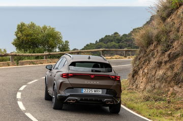 El CUPRA Formentor 2024 luce su renovado diseño trasero y lateral en marcha