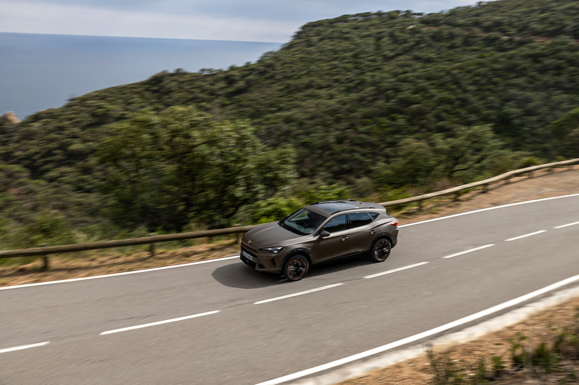 Vista lateral del CUPRA Formentor 2024 en carretera de montaña
