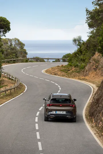El CUPRA Formentor 2024 muestra su diseño trasero y lateral en carretera