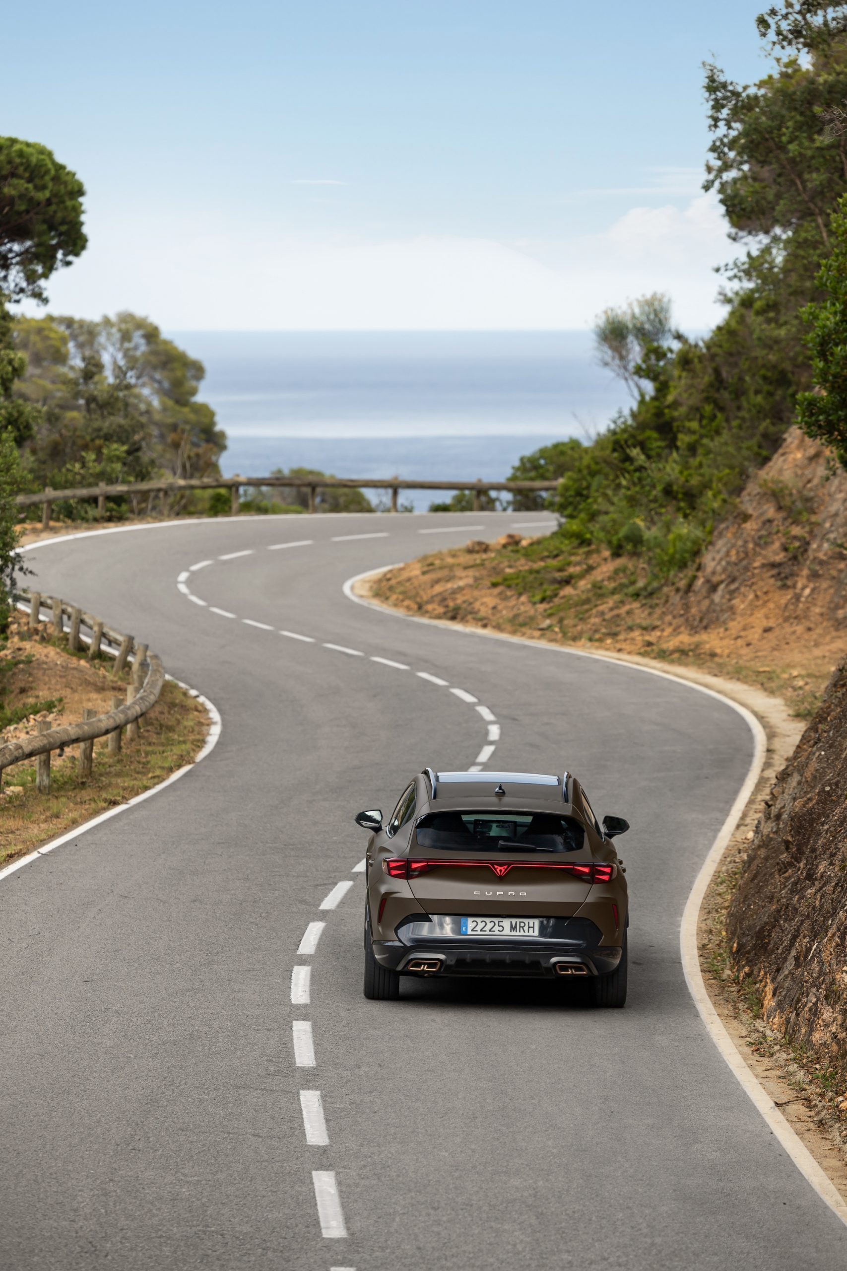El CUPRA Formentor 2024 muestra su diseño trasero y lateral en carretera