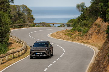 El CUPRA Formentor 2024 luce su dinámica silueta en carretera