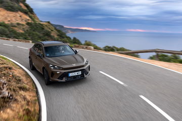 Vista delantera y perfil del CUPRA Formentor 2024 en carretera