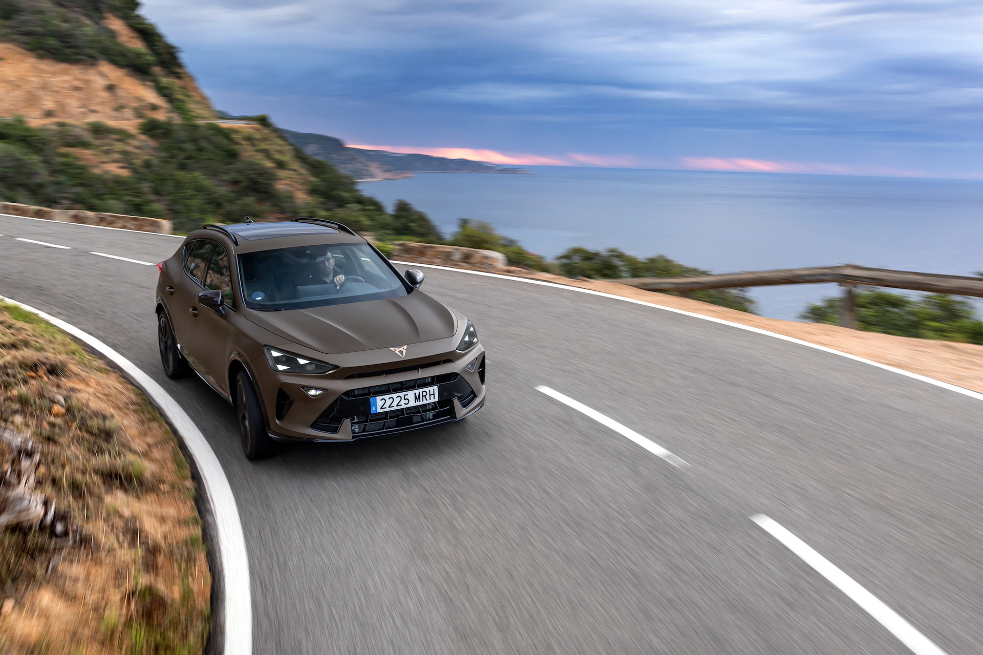 Vista delantera y perfil del CUPRA Formentor 2024 en carretera