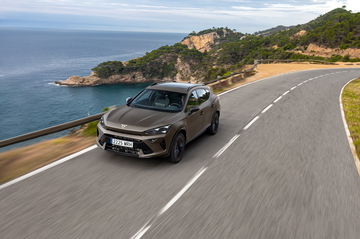 El CUPRA Formentor 2024 luce su renovado diseño lateral en movimiento.