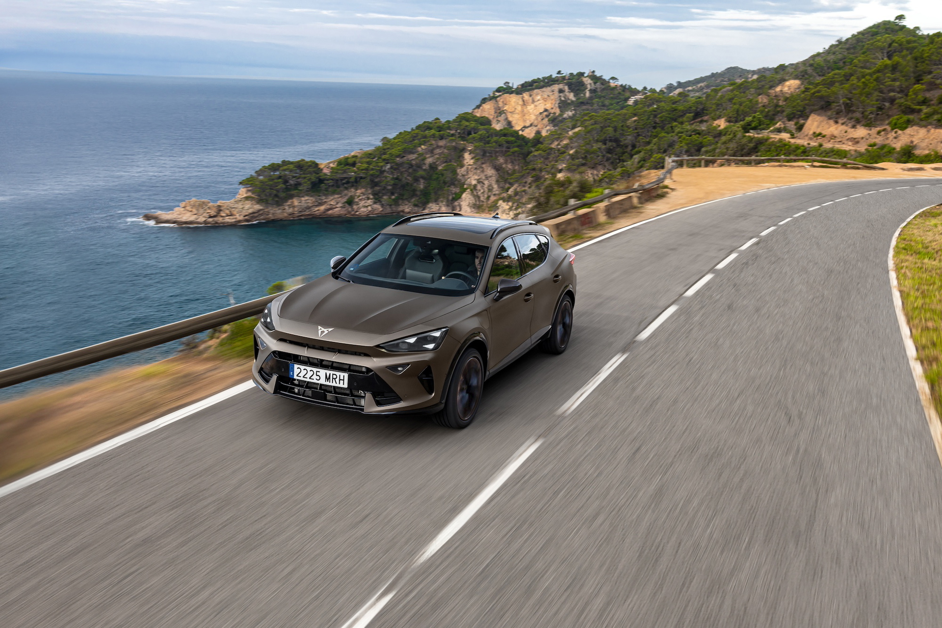 El CUPRA Formentor 2024 luce su renovado diseño lateral en movimiento.