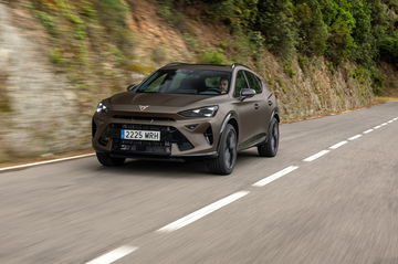 El CUPRA Formentor 2024 en acción, mostrando su dinamismo y diseño deportivo