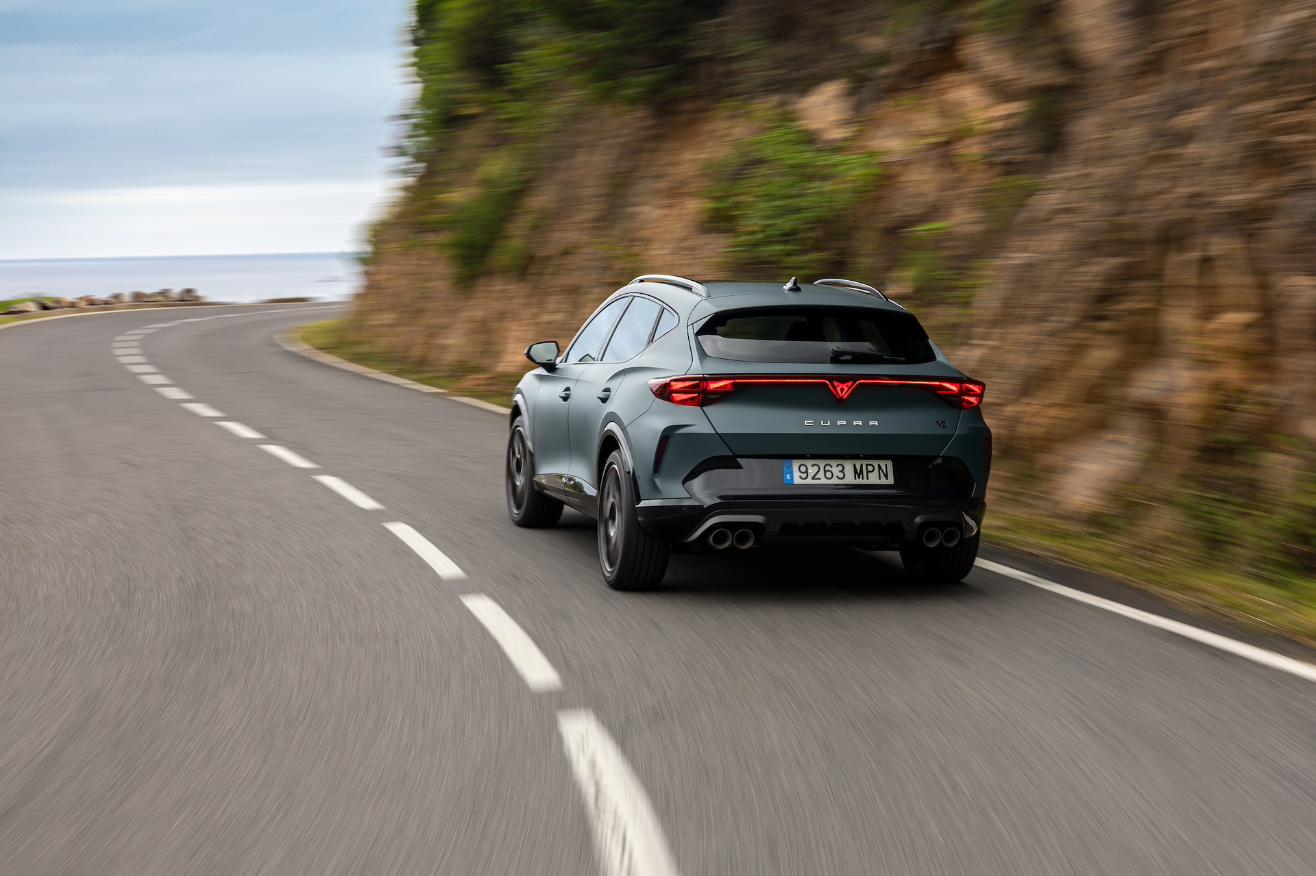 Vista dinámica del CUPRA Formentor 2024 en carretera
