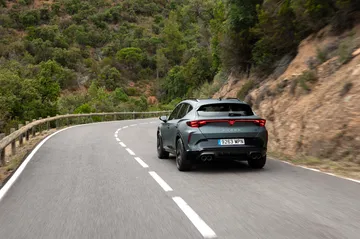 Vista dinámica del CUPRA Formentor 2024 mientras circula por carretera