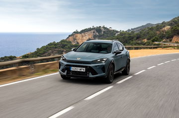 Vista dinámica del CUPRA Formentor 2024 rodando en carretera