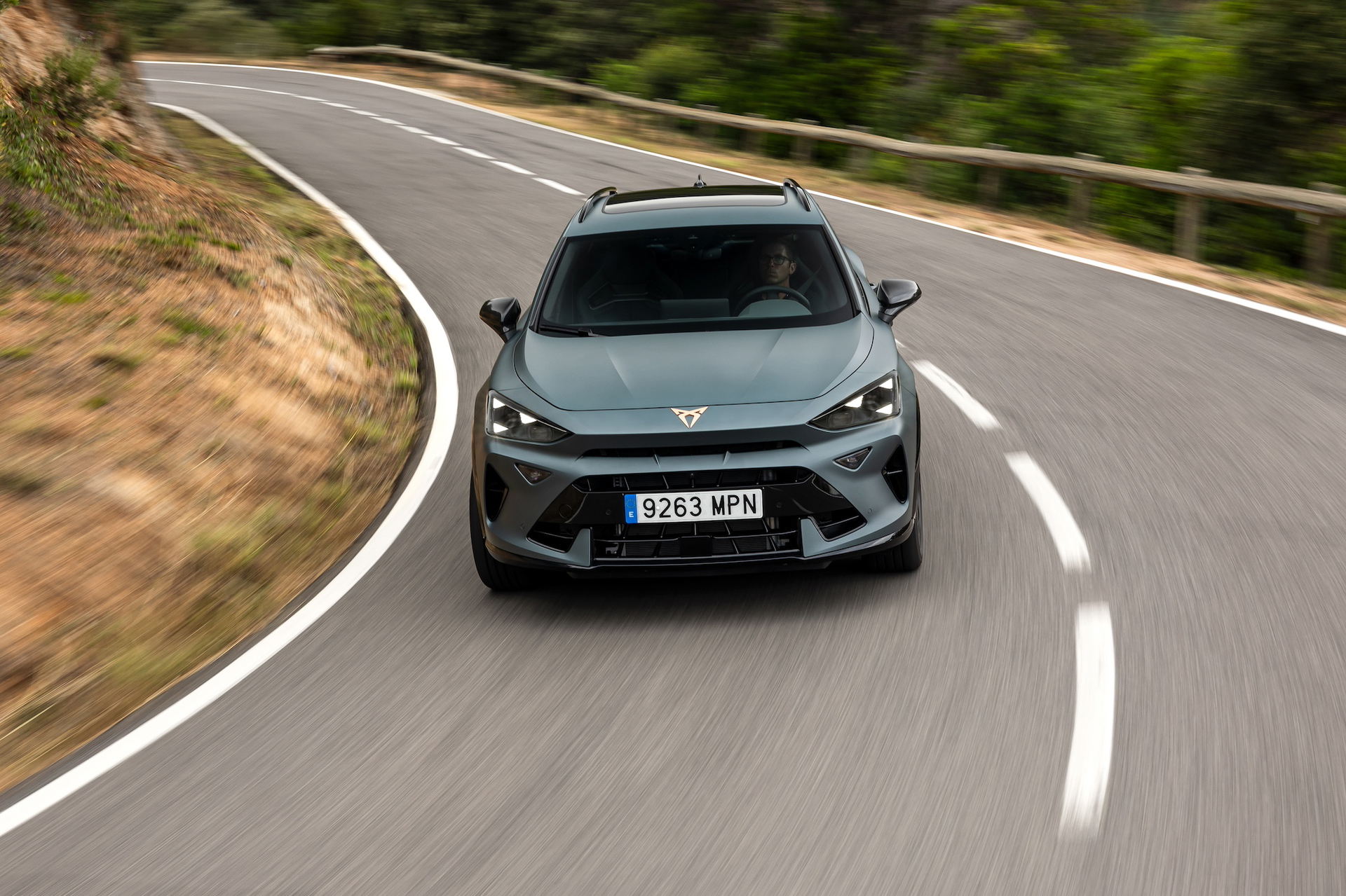 Vista dinámica del CUPRA Formentor 2024 en carretera