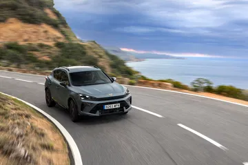 CUPRA Formentor 2024 en dinámica curva, muestra diseño y performance