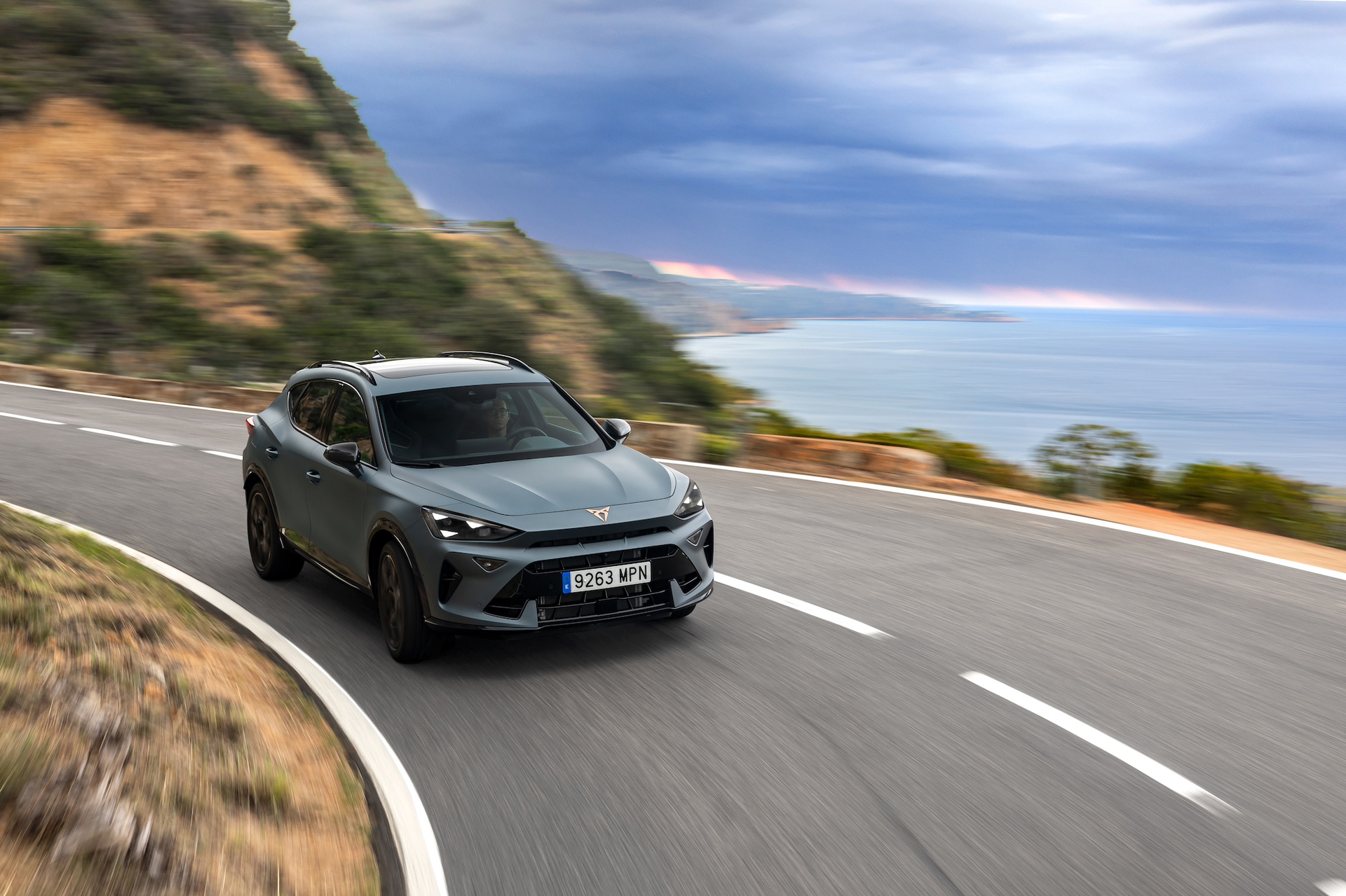 CUPRA Formentor 2024 en dinámica curva, muestra diseño y performance