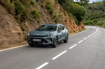 Vista dinámica del CUPRA Formentor 2024 en carretera, marcando estilo y deportividad.