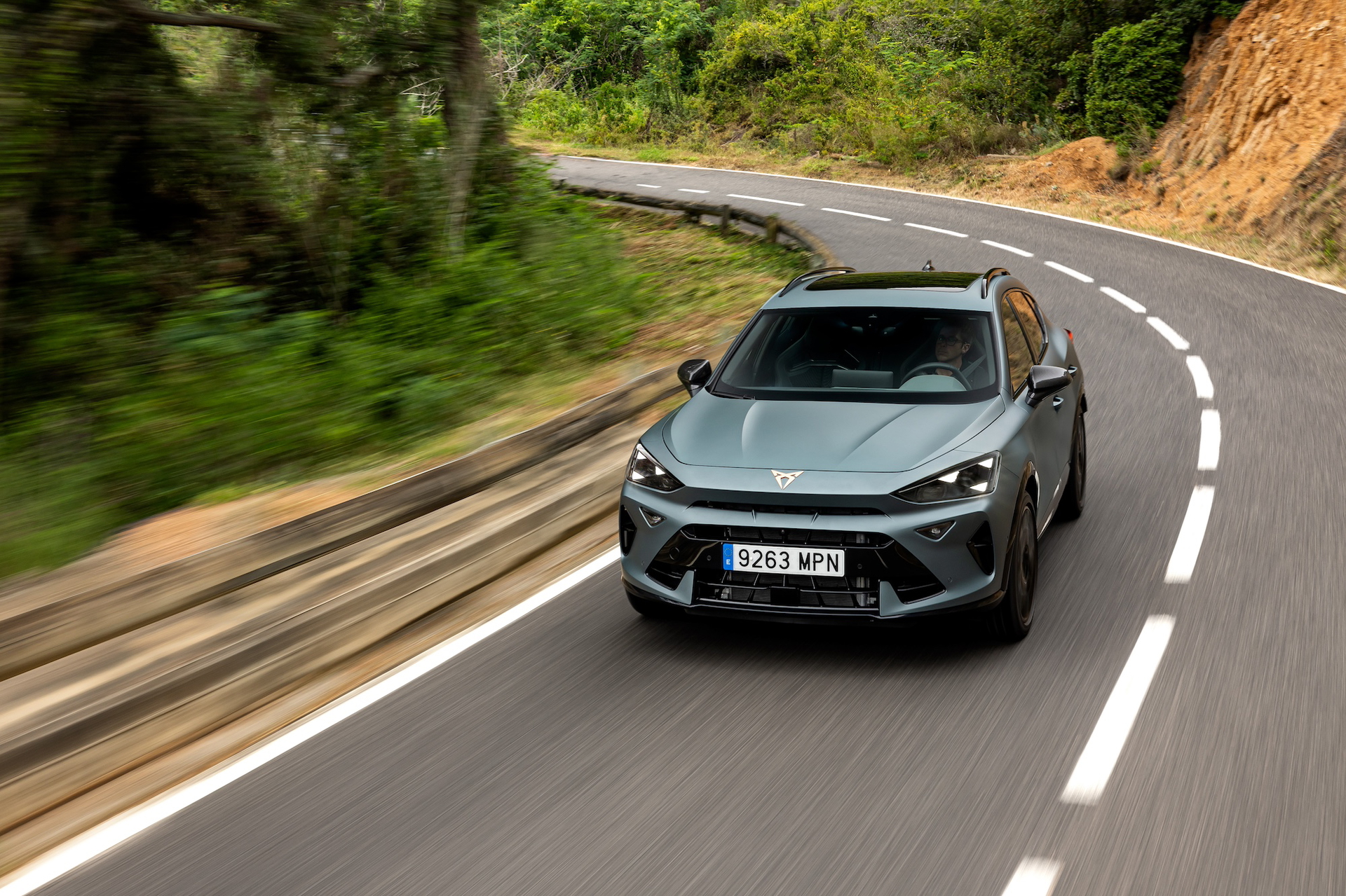 Vista dinámica del CUPRA Formentor 2024 en carretera