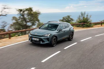 Vista dinámica del CUPRA Formentor 2024 rodando por carretera