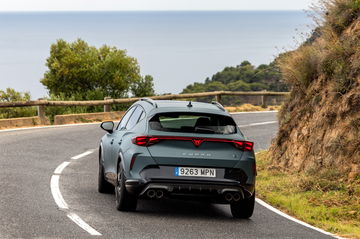 Vista dinámica del CUPRA Formentor 2024 mostrando su diseño deportivo