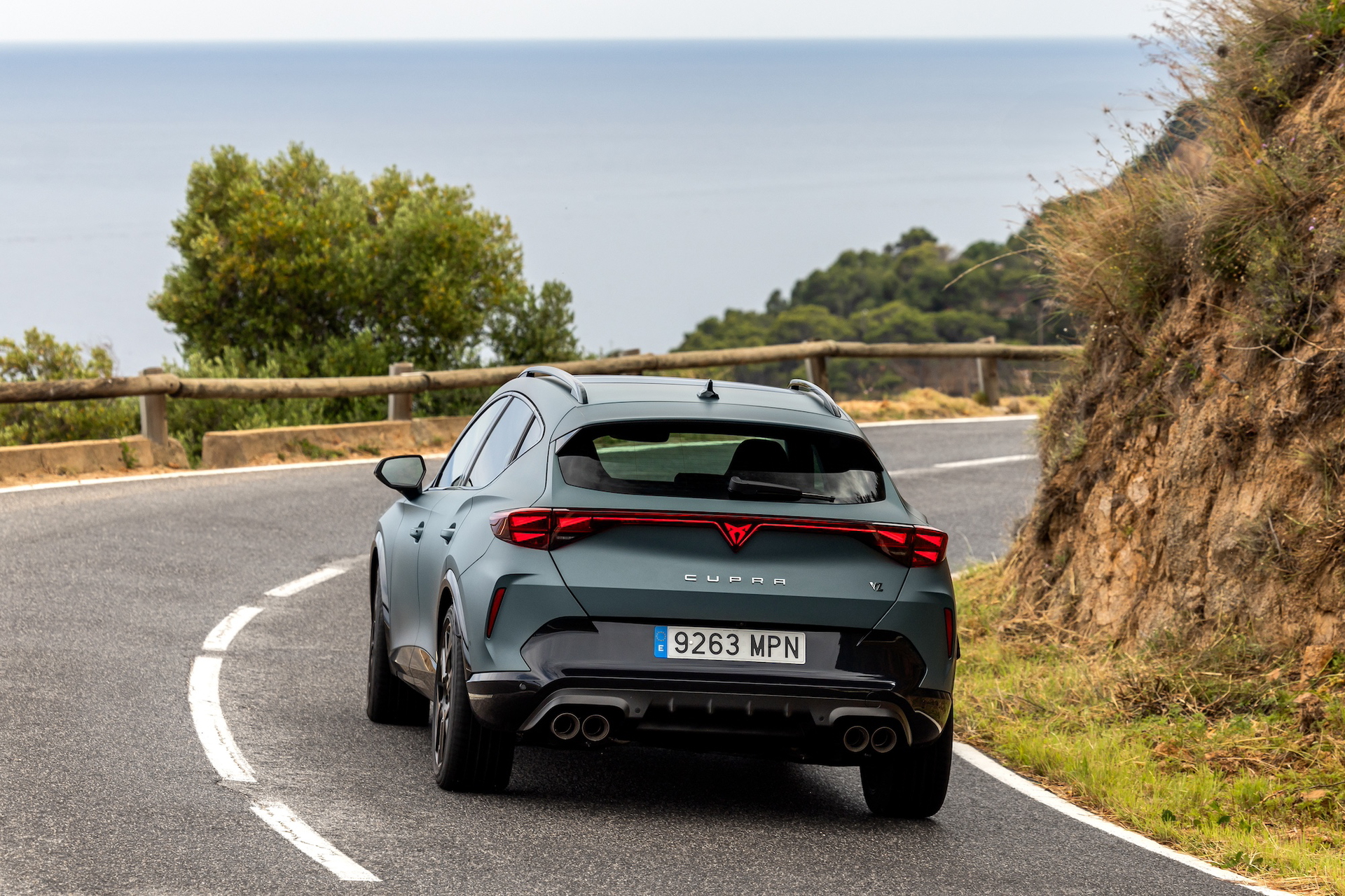 Vista dinámica del CUPRA Formentor 2024 mostrando su diseño deportivo