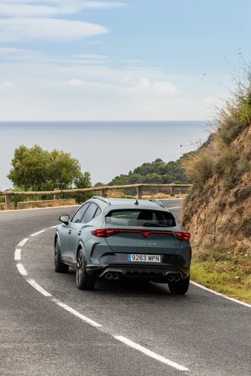 Vista dinámica del CUPRA Formentor 2024, destacando su diseño trasero y perfil lateral.