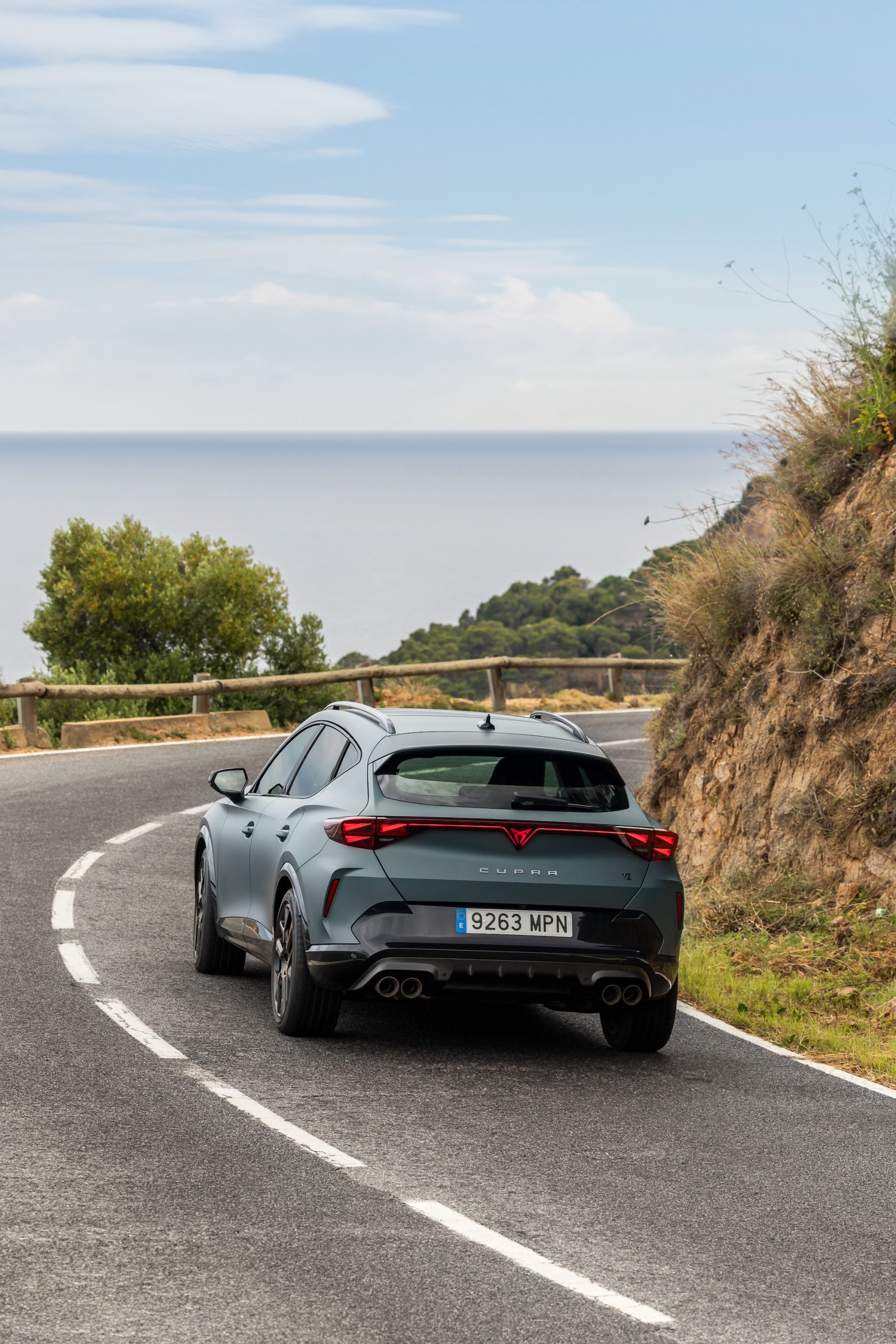 Vista dinámica del CUPRA Formentor 2024, destacando su diseño trasero y perfil lateral.