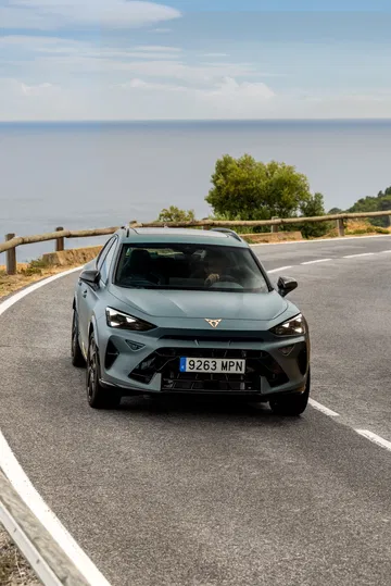 Vista dinámica del CUPRA Formentor 2024 en carretera