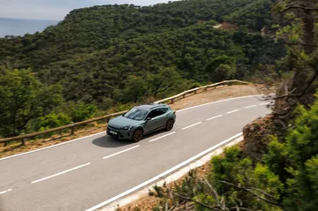 El CUPRA Formentor 2024 captado en su hábitat natural, dominando las curvas.