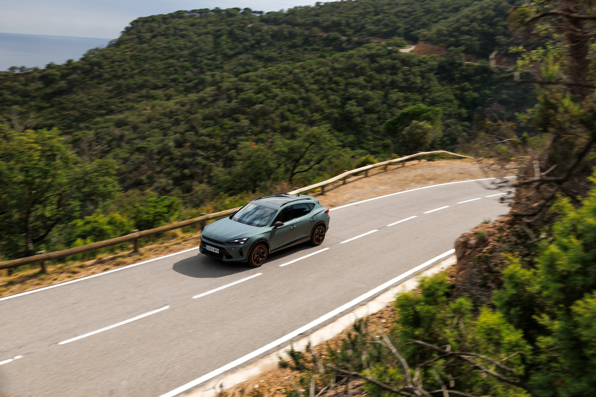 El CUPRA Formentor 2024 captado en su hábitat natural, dominando las curvas.