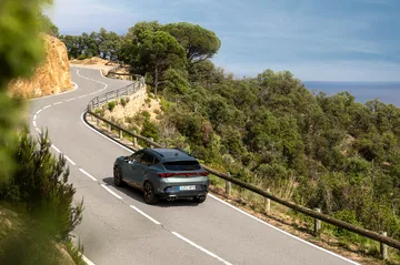 El CUPRA Formentor 2024 deslumbra con su diseño aerodinámico y robusto en carretera
