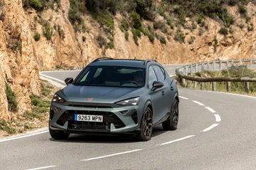 El CUPRA Formentor 2024 mostrando su línea lateral dinámica y deportiva
