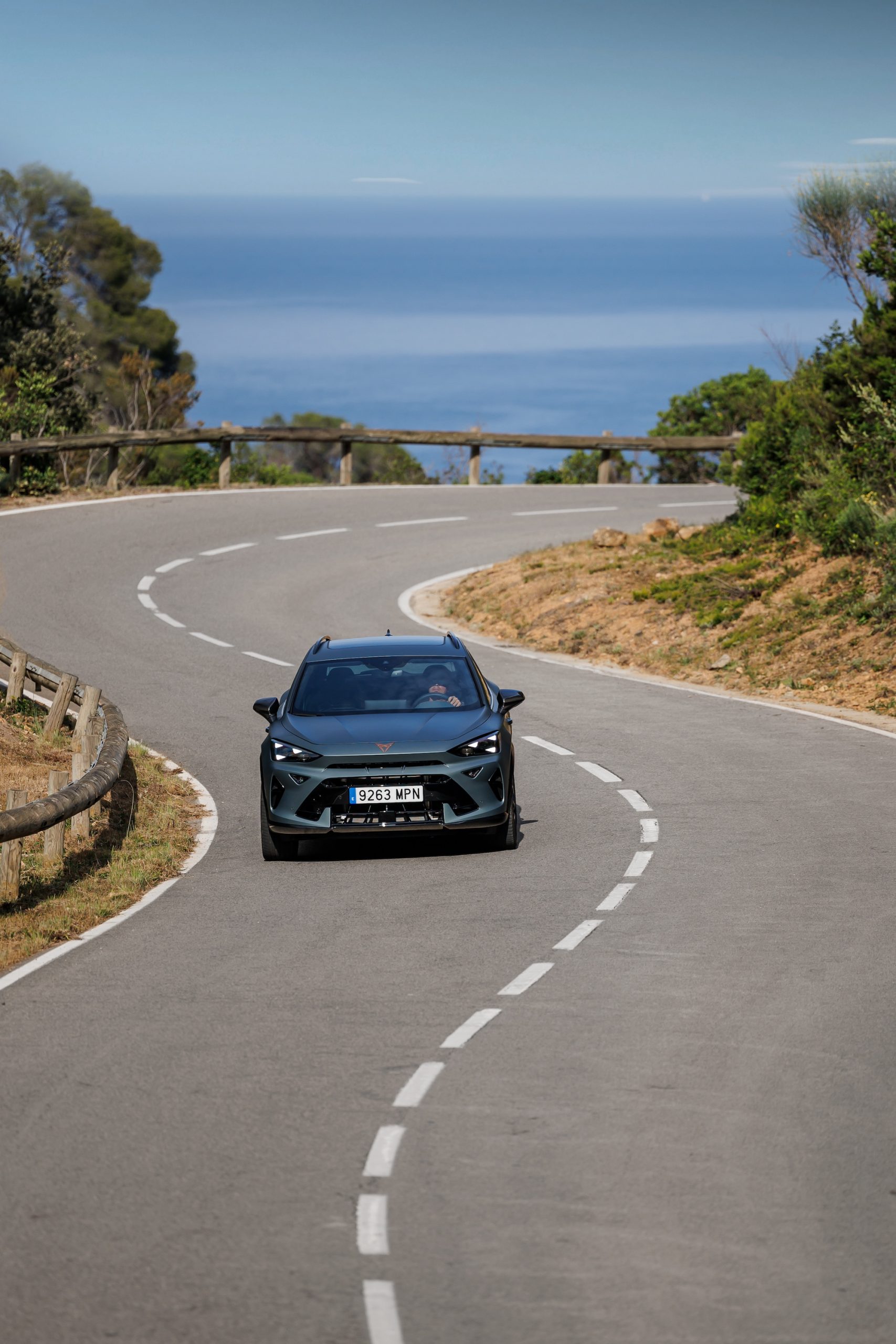 El CUPRA Formentor desliza por la carretera con su diseño agresivo y dinámico.