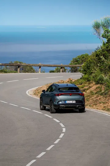 Vista dinámica del CUPRA Formentor 2024 en carretera