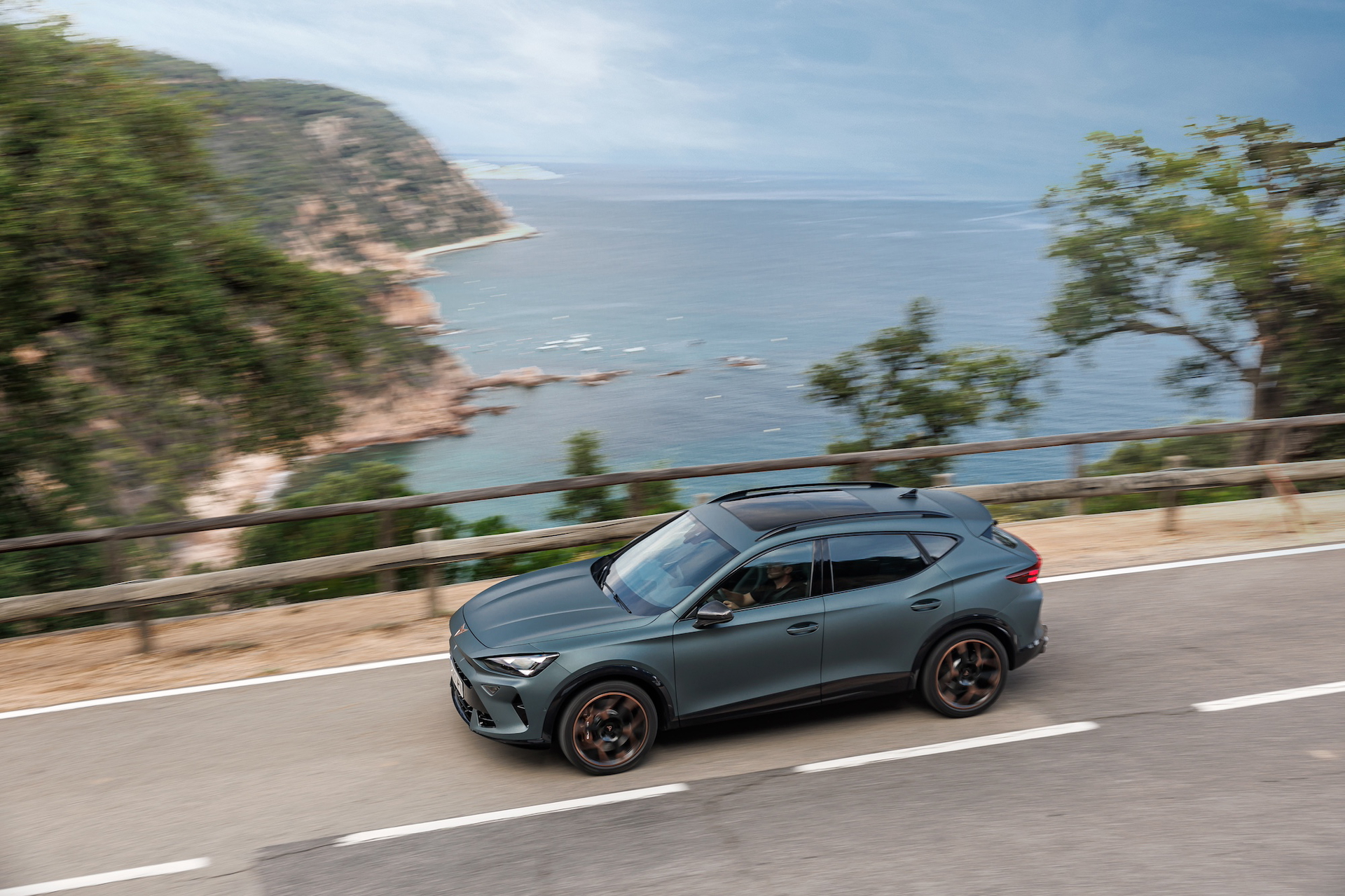 Vista lateral del CUPRA Formentor 2024 rodando con elegancia.