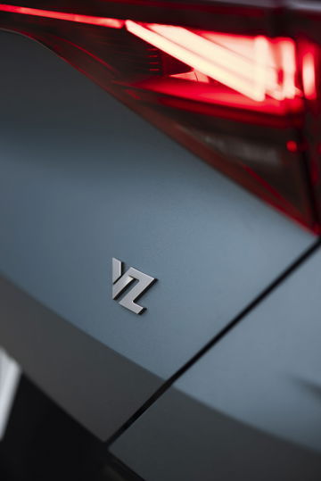 Detalle del emblema y acabado de pintura del CUPRA Formentor 2024