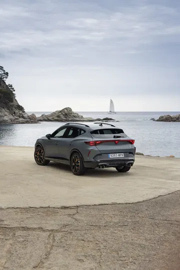 Vista trasera y lateral del CUPRA Formentor 2024 en paisaje costero